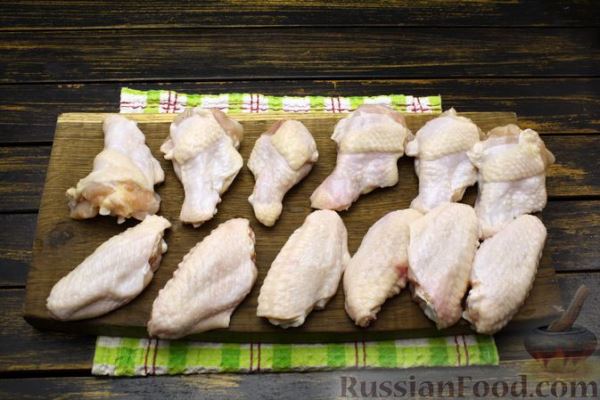 Куриные крылышки, тушенные с луком  и сметаной