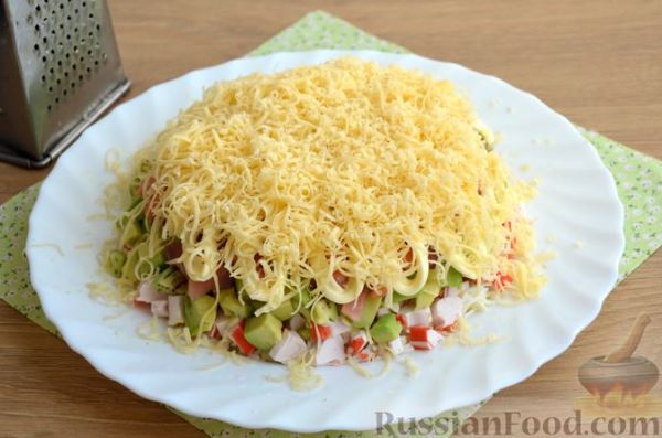 Слоёный салат с крабовыми палочками, красной рыбой, авокадо и сыром