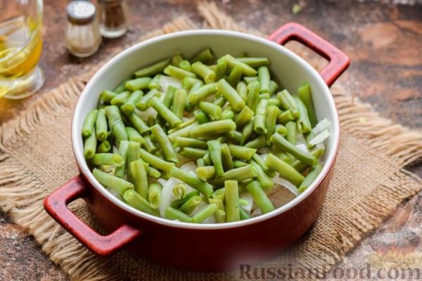 Минтай, запечённый со стручковой фасолью, в сметанно-молочной заливке с майонезом