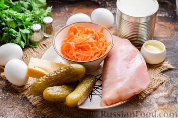 Слоёный салат с курицей, морковью по-корейски, солёными огурцами, сыром и кукурузой