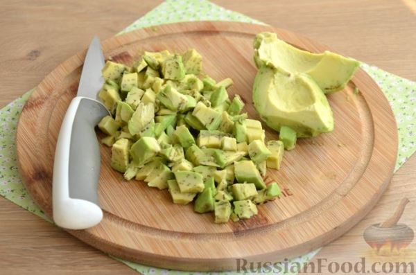 Слоёный салат с крабовыми палочками, красной рыбой, авокадо и сыром