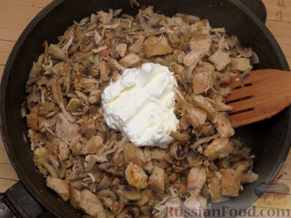 Индейка, тушенная с грибами и сметаной