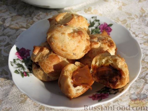 Профитроли с варёной сгущёнкой