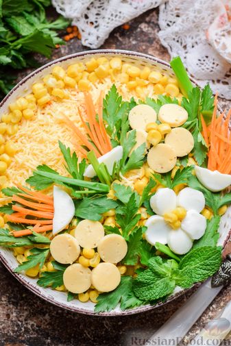 Слоёный салат с курицей, морковью по-корейски, солёными огурцами, сыром и кукурузой