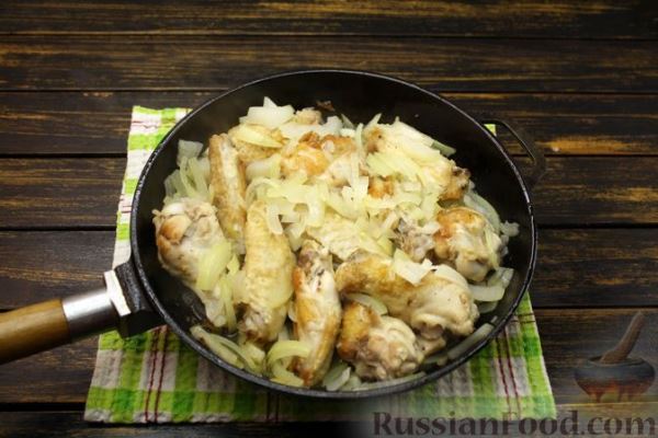 Куриные крылышки, тушенные с луком  и сметаной