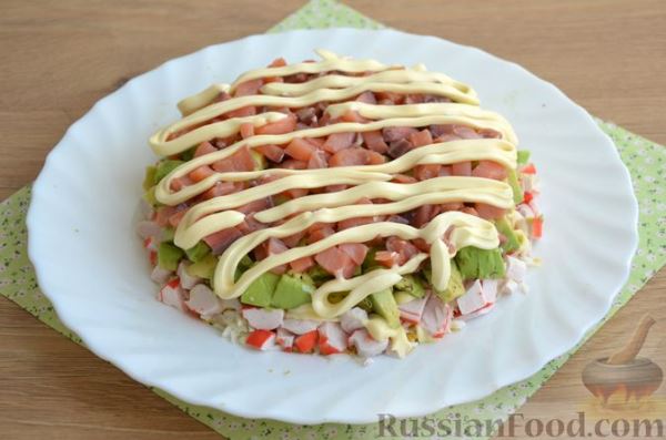 Слоёный салат с крабовыми палочками, красной рыбой, авокадо и сыром