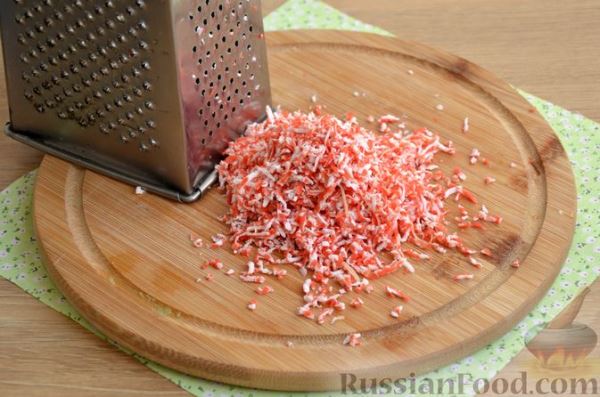 Слоёный салат с крабовыми палочками, красной рыбой, авокадо и сыром