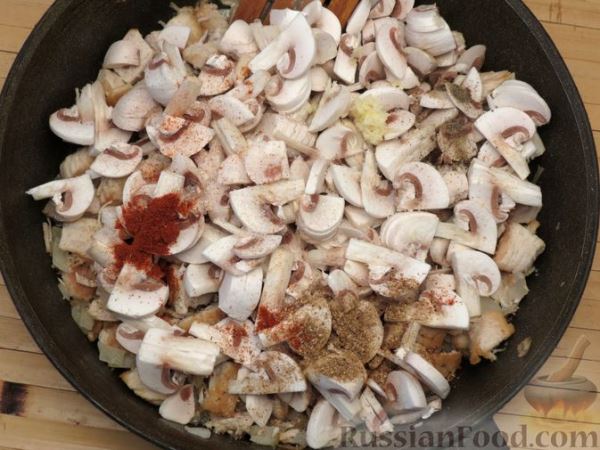 Индейка, тушенная с грибами и сметаной