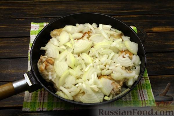 Куриные крылышки, тушенные с луком  и сметаной