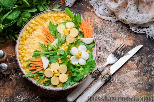 Слоёный салат с курицей, морковью по-корейски, солёными огурцами, сыром и кукурузой
