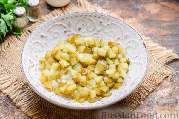 Слоёный салат с курицей, морковью по-корейски, солёными огурцами, сыром и кукурузой