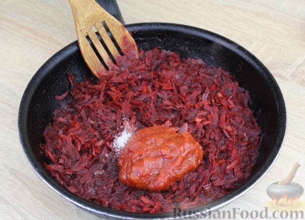 Красный борщ со свиными рёбрами, квашеной капустой и кукурузой