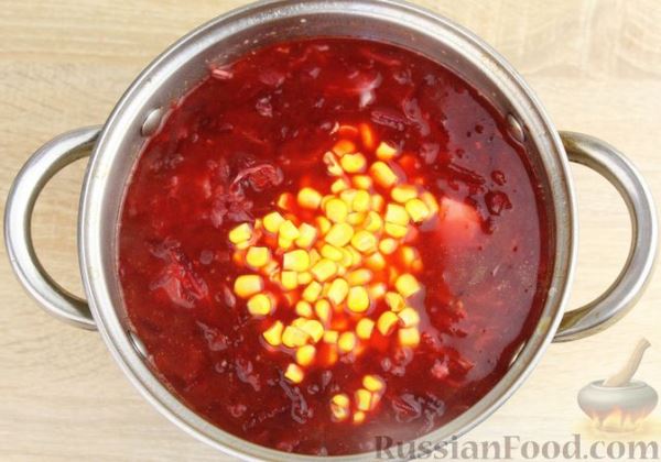 Красный борщ со свиными рёбрами, квашеной капустой и кукурузой