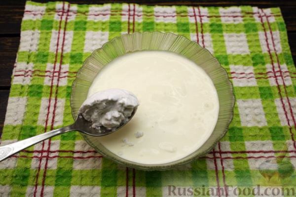 Куриные крылышки, тушенные с луком  и сметаной