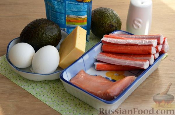 Слоёный салат с крабовыми палочками, красной рыбой, авокадо и сыром