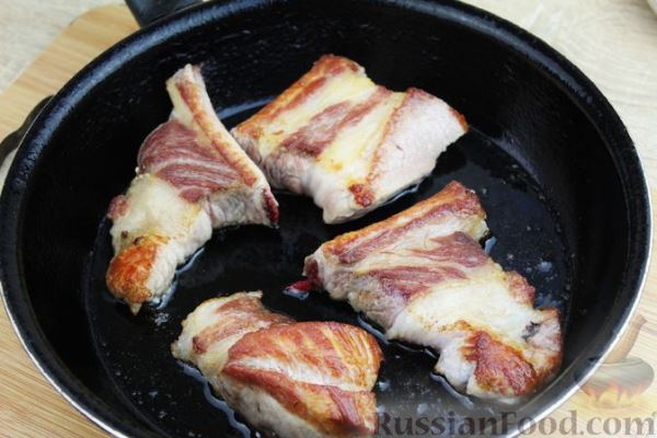 Красный борщ со свиными рёбрами, квашеной капустой и кукурузой