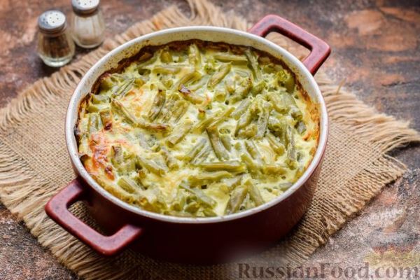 Минтай, запечённый со стручковой фасолью, в сметанно-молочной заливке с майонезом
