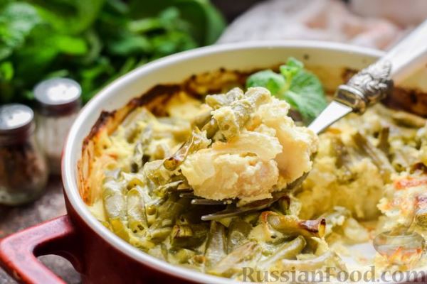 Минтай, запечённый со стручковой фасолью, в сметанно-молочной заливке с майонезом